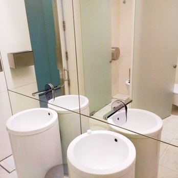 TAP Premium Lounge - TAP Air Portugal -- Premium Lounge (Lisbon Airport) Ladies' room - Airport Lounges Near Me - Lisbon, 11