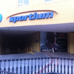 Sportium San Ángel - La entrada al amplio estacionamiento