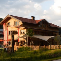 Treffpunkt Wein - Sie finden uns direkt an der Straße von Achenmühle nach Frasdorf, im Gewerbegebiet Daxa!