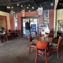Vickers Lakeside Tavern - Dining area to the bar