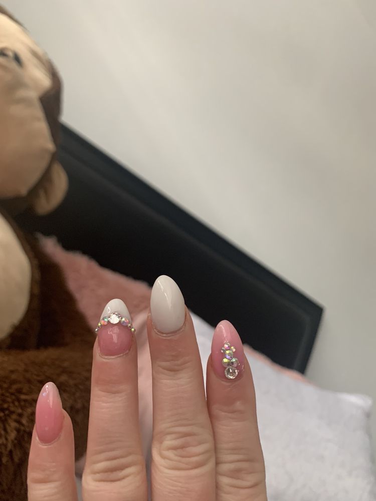 Nail Illusion And Beauty Secrets Logo