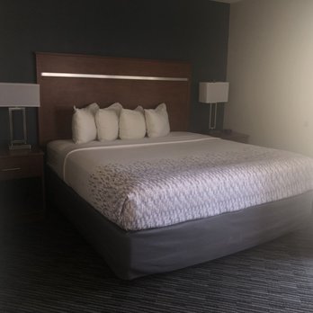 Twin Mountain Inn & Suites - King bed - Hotels Near Me - Pigeon Forge, Tennessee