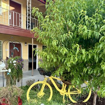 Super 8 by Wyndham Ontario - Landscape - Hotels Near Me - Ontario, Oregon