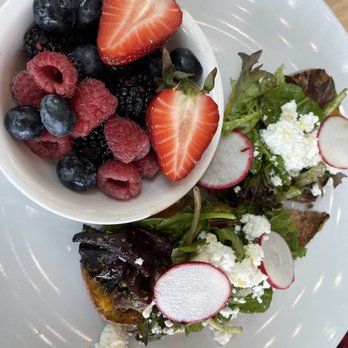 Fig - Lighttoast with fruit side dish - Cafes Near Me - Omaha, Nebraska Fig - Lighttoast with fruit side dish - Cafes Near Me - Omaha, Nebraska