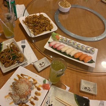 Kosan - Chicken stir-fry udon noodles, volcano roll, and sushi & sashimi dinner deluxe. - Chinese Near Me - San Juan, Puerto Rico