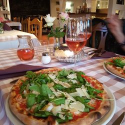 Da Enzo - Rosé Wein und Pizza Scampi