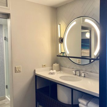 Outrigger Waikiki Beachcomber Hotel - Modern & clean bathroom - Hotels Near Me - Honolulu, Hawaii Outrigger Waikiki Beachcomber Hotel - Modern & clean bathroom - Hotels Near Me - Honolulu, Hawaii