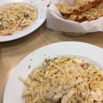 Pasta Pronto - Alfredo fettuccine with grilled chicken and shrimp. Side of Parmesan garlic bread - Italian Near Me - Beaverton, Oregon