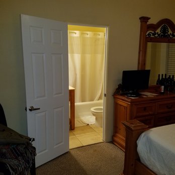Pismo Beach Hotel - Tiny bathroom - Hotels Near Me - Pismo Beach, California Pismo Beach Hotel - Tiny bathroom - Hotels Near Me - Pismo Beach, California