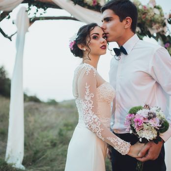 Bride Hairstyle Updo With Hair Comb Headpiece En Vogue Bridal Hair