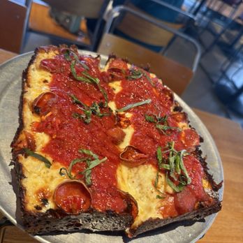 Ike & Oak Brewing Co - Sicilian Detroit pizza - Brewpubs Near Me - Woodridge, Illinois