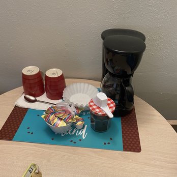 Golden West Motel - Table with coffee maker - Hotels Near Me - Klamath Falls, Oregon Golden West Motel - Table with coffee maker - Hotels Near Me - Klamath Falls, Oregon