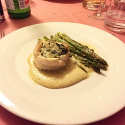 Ristorante Italiano Da-Piero - BRANZINO CONTADINA - Filet von Wolfsbarsch mit Spinat auf einer Kartoffelkräutersoße, Oliventapenade und grünem Spargel
