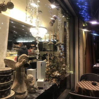 Tommini - All decked out for Christmas - Gelato Near Me - Vicenza, Virgin Islands