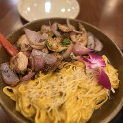 Manta Wynwood - Fettuccine a la Huancaina con Pollo Saltado