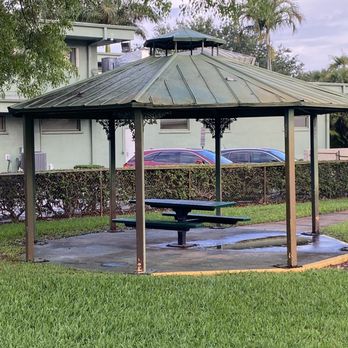 Greenleaf Park - Picnic area - Parks Near Me - Oakland Park, Florida
