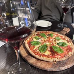 Queens Head Tavern - Wine and pizza
