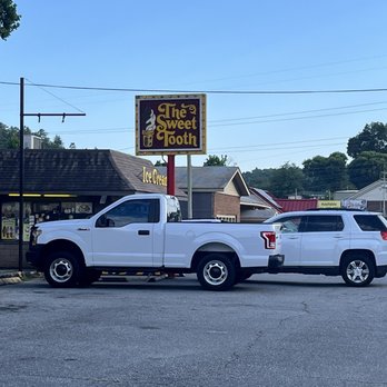 Sweet Tooth - The sign and building - Ice Cream & Frozen Yogurt Near Me - Murphy, North Carolina Sweet Tooth - The sign and building - Ice Cream & Frozen Yogurt Near Me - Murphy, North Carolina
