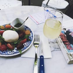 Les Commis - Burrata et pesto fait maison tellement délicieux ! Et un verre de chardonnay