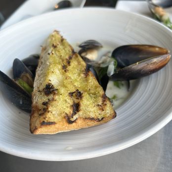 Thirsty Mermaid Raw Bar Restaurant - Mussels with garlic bread- delish! - Seafood Near Me - Key West, Florida Thirsty Mermaid Raw Bar Restaurant - Mussels with garlic bread- delish! - Seafood Near Me - Key West, Florida