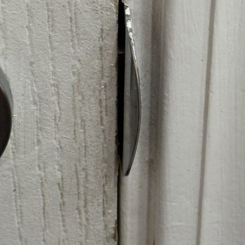 Inn at Mount Shasta - Dirty door jam - Hotels Near Me - Mount Shasta, California