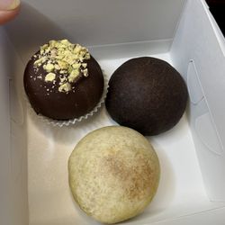 Pouf Patisserie - Istanbul truffle, mocha bomb, pistachio bomb