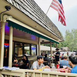 Eddie's Cafe and Gifts - Friendly staff with a busy dinner crowd