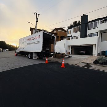 Jackie Movers - Professional house move completed in Pacifica with a 26-foot truck, furniture protection, careful loading, unloading, and setup. - Movers Near Me - South San Francisco, California Jackie Movers - Professional house move completed in Pacifica with a 26-foot truck, furniture protection, careful loading, unloading, and setup. - Movers Near Me - South San Francisco, California