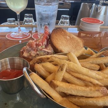 Castle Hill Inn - Lobster roll on gluten-free bread - Hotels Near Me - Newport, Rhode Island Castle Hill Inn - Lobster roll on gluten-free bread - Hotels Near Me - Newport, Rhode Island
