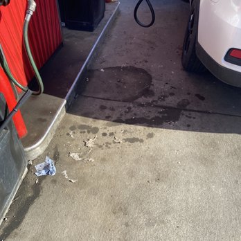 Sheetz - Garbage on ground - Gas Stations Near Me - Weirton, West Virginia