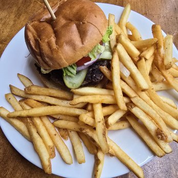 Niagara Brewing Company - Smash burger with fries - Brewpubs Near Me - Niagara Falls, Ontario Niagara Brewing Company - Smash burger with fries - Brewpubs Near Me - Niagara Falls, Ontario