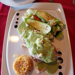 La Conquista - Fish stuffed with shrimp and octopus and a cilantro sauce.  Perfectly cooked and nicely presented!