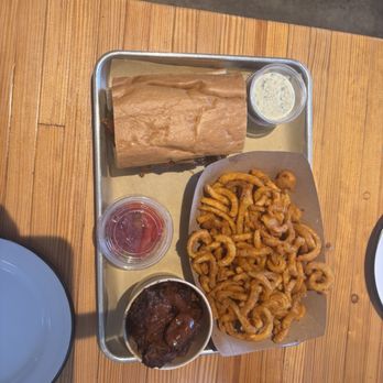 Stateline Road Smokehouse - Brisket Sandwich with side of Seasoned Curly Fries - Barbeque Near Me - Napa, California Stateline Road Smokehouse - Brisket Sandwich with side of Seasoned Curly Fries - Barbeque Near Me - Napa, California