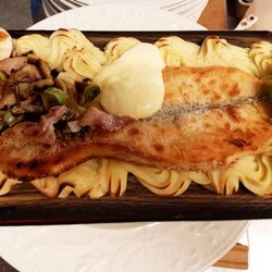 Kajutan - Stekt laxfile' på planka, garnerad med bacin och purjolök och citronhollandaisesås