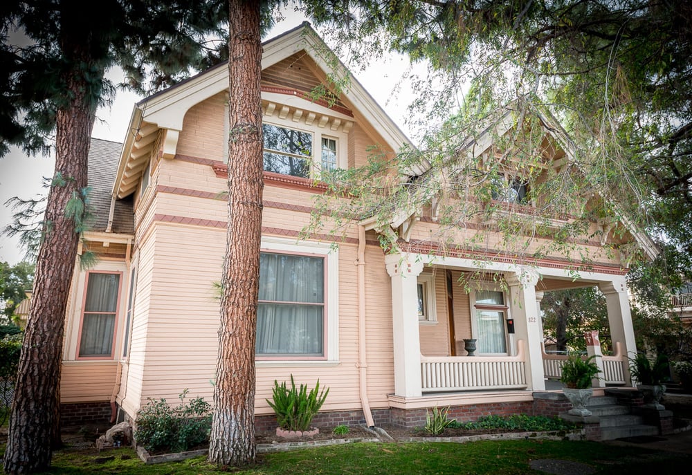 THE HISTORIC HARRIS HOUSE Updated August 2024 822 E Wilson Ave