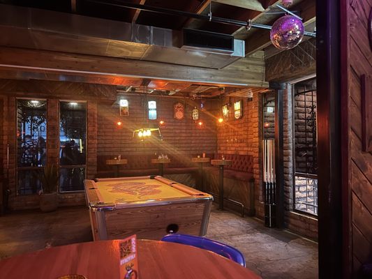 Luckys Indoor Outdoor by null