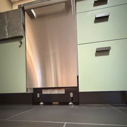 Bray & Scarff - Bray and Scarff incomplete dishwasher installation. Showing missing kickplate at bottom of the dishwasher.