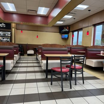 Arby's - Clean, comfortable dining area. - Fast Food Near Me - Jasper, Florida