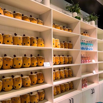 Black Pearl Bubble Tea - a shelf full of yellow teddy bears - Bubble Tea Near Me - Bay Shore, New York Black Pearl Bubble Tea - a shelf full of yellow teddy bears - Bubble Tea Near Me - Bay Shore, New York