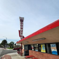 Cherri's Donuts - Outside view