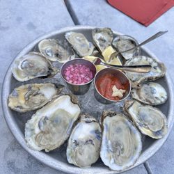Lib's Grill - raw oysters