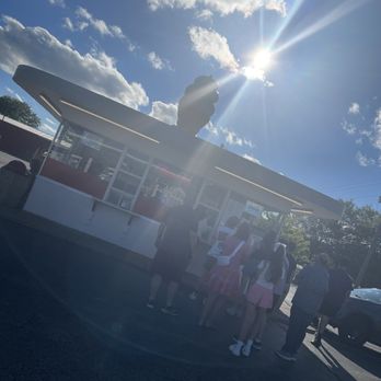 Alice's Place - Outside - Ice Cream & Frozen Yogurt Near Me - Elburn, Illinois