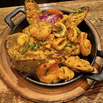 El Criollo Restaurant - Paella de Mariscos - Caribbean Near Me - Dracut, Massachusetts