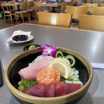 Yoshi Sushi - Chirashi Don Lunch: excellent! - Sushi Bars Near Me - Los Altos, California
