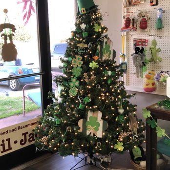 Pets Companion Inn - Lobby tree that is decorated for the seasons. This was St. Patrick's Day. - Pet Boarding Near Me - Durham-Bahama, North Carolina Pets Companion Inn - Lobby tree that is decorated for the seasons. This was St. Patrick's Day. - Pet Boarding Near Me - Durham-Bahama, North Carolina