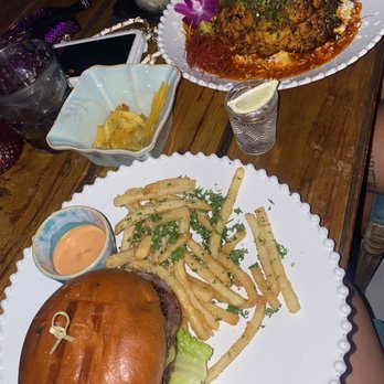 Crusoe Wynwood - Waygu burger and veggie blossom - Seafood Near Me - Miami, Florida Crusoe Wynwood - Waygu burger and veggie blossom - Seafood Near Me - Miami, Florida
