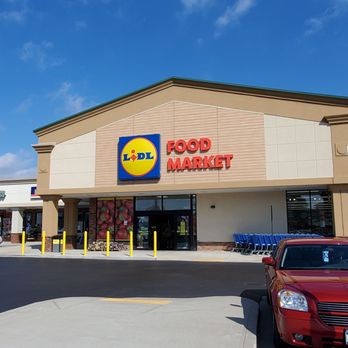 Lidl - Entrance as seen from the lot - Grocery Near Me - New Hyde Park, New York
