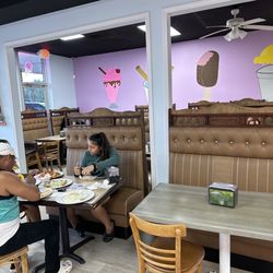 Lulu’s Delicias - Seating area