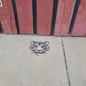 E & R's pub - Look for this cat and enter to the right - American Near Me - Yorkshire, Ohio
