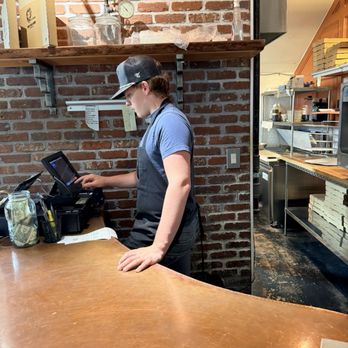 Pizza Leona - Friendly staff - Pizza Near Me - White Salmon, Washington
